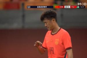 厂长啊...刘洋上半时解围变乌龙+造越位失败+传球出边线