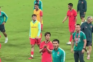 国足0-5输球赛后谢场，愤怒的球迷高喊：邵佳一下课