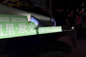 即将复出！安踏在澳门街头为欧文球鞋做宣传！