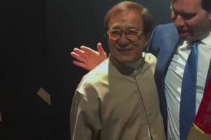 好酒！NBA中国赛-成龙已抵达澳门 送独行侠老板中国白酒