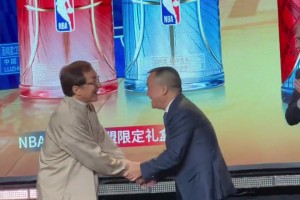 这才是顶流！肖华都得弯腰握手