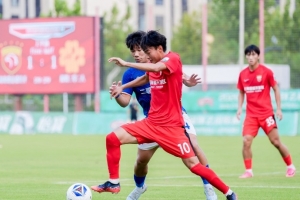 中乙第二十六轮，上海海港富盛经开队坐镇主场2-1深圳二零二八队