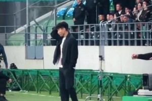 主教练岗位压力大啊！国安球迷这波口号让郑智直挠头
